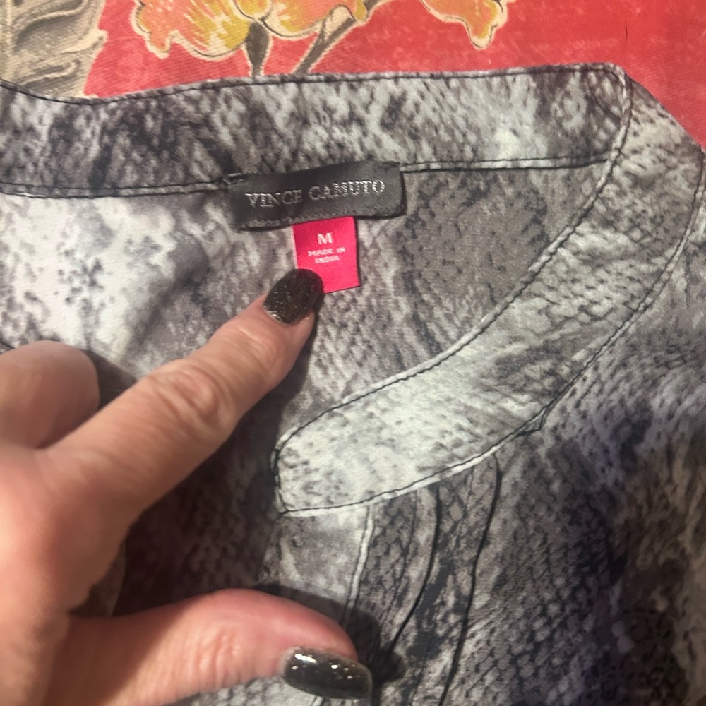 Vince Camuto Monochrome Snake Print Blouse - Picture 2 of 5